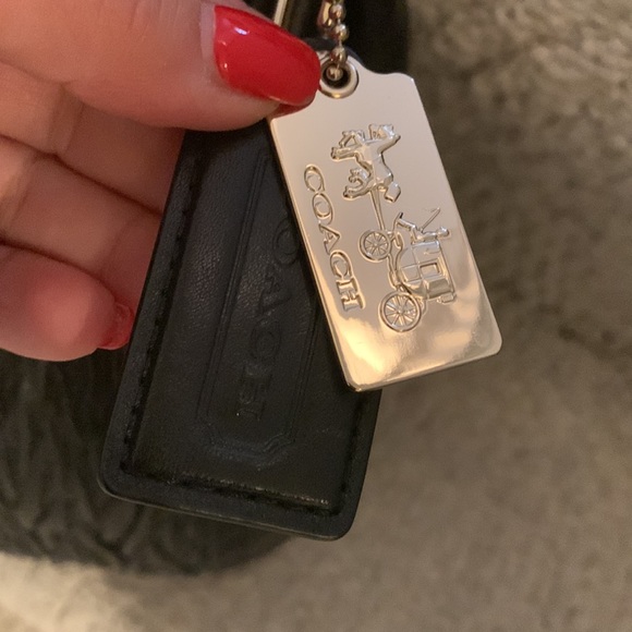 Coach used very few with a dust bag very unique design good size even for travel - Picture 3 of 17